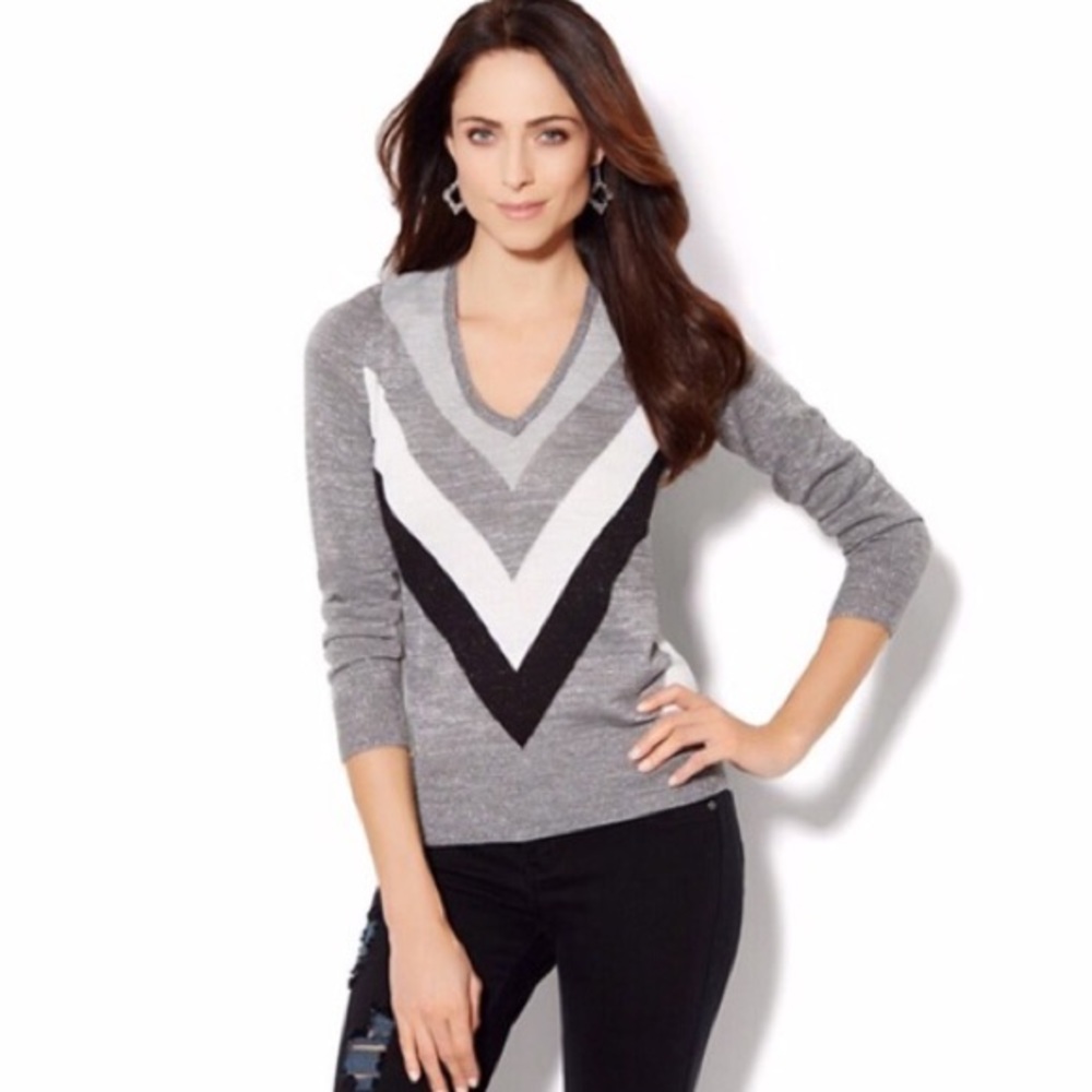 NY & Co. Black/Gray/White Chevron print LS V-neck long sleeve sweater. NWT